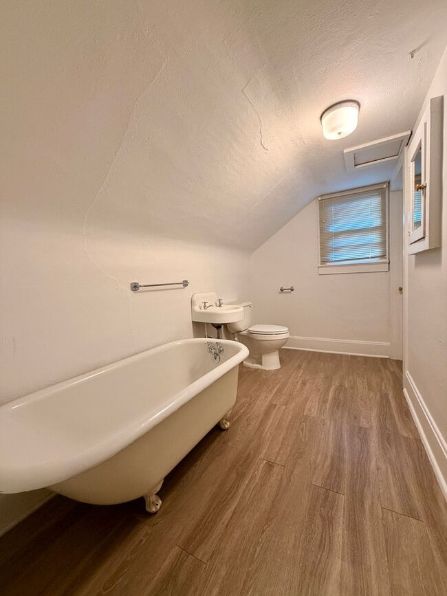 Building Photo - Vintage Home in an unbelievable location