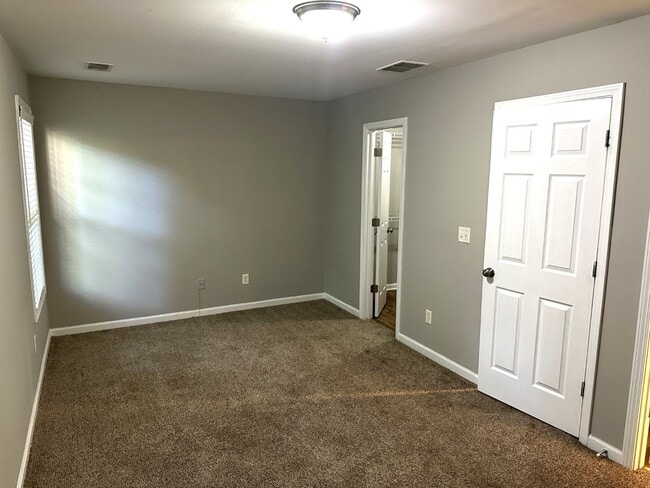 Building Photo - Great location, like new everything, stainless appliances, 1 car garage, hardwoods and tile floor...