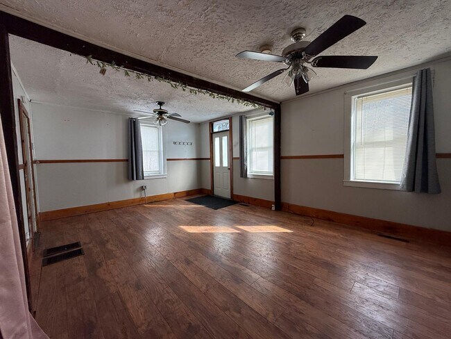 Building Photo - 977 Riverside Dr