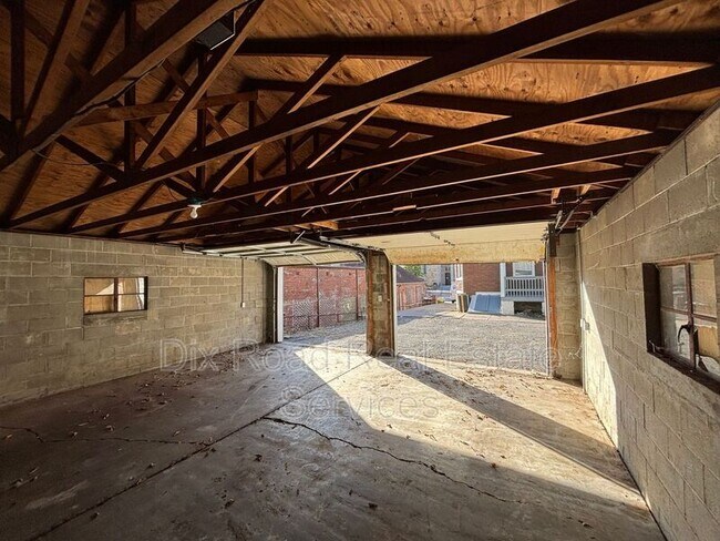 Building Photo - 810 Sunset Ave