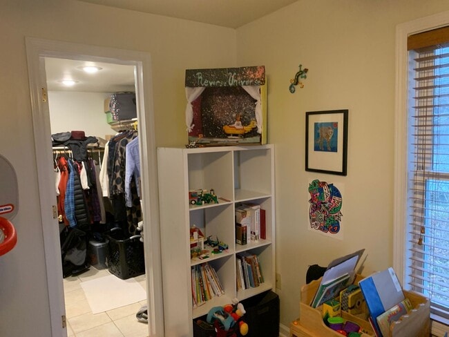 Building Photo - 1 bedroom, 1 bath home - Available August 2026!