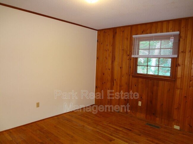 Building Photo - 432 S Greensboro St
