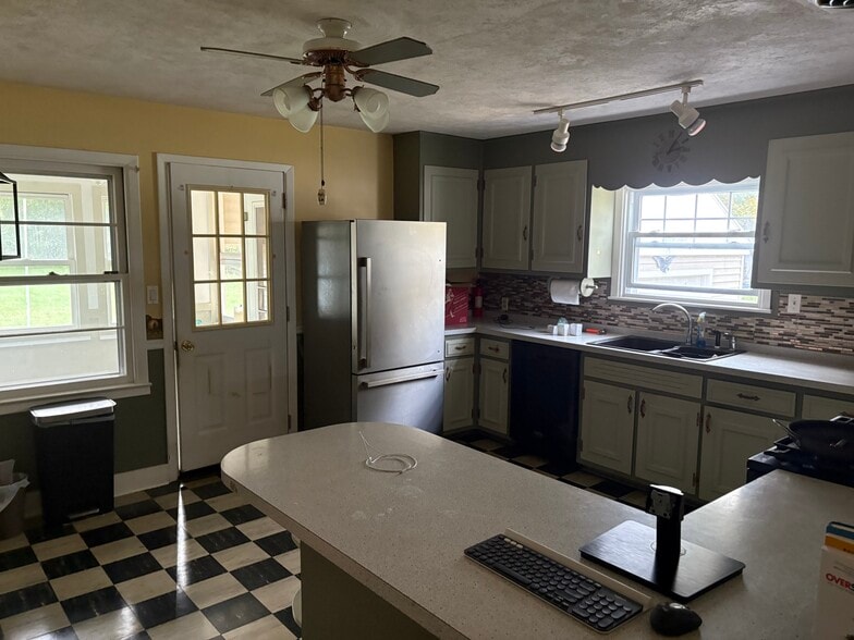Kitchen - 12 Graham Ave