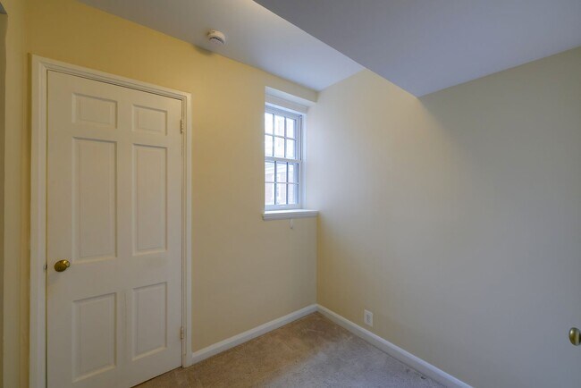 Building Photo - Updated 1BR in Iconic McLean Gardens is the Urban Retreat You've Been Looking For!