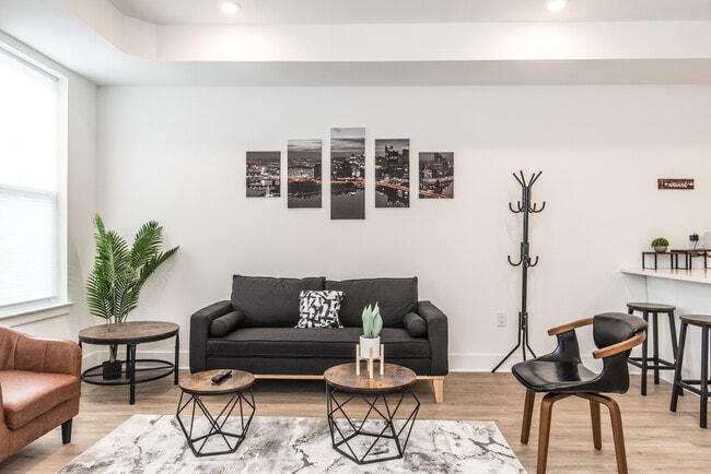 Building Photo - 2435 Master St