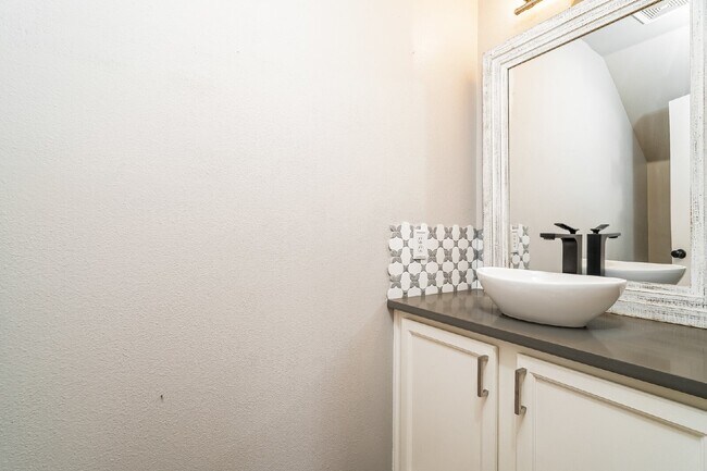Building Photo - Updated 4 bedroom home in Devonshire neighborhood!