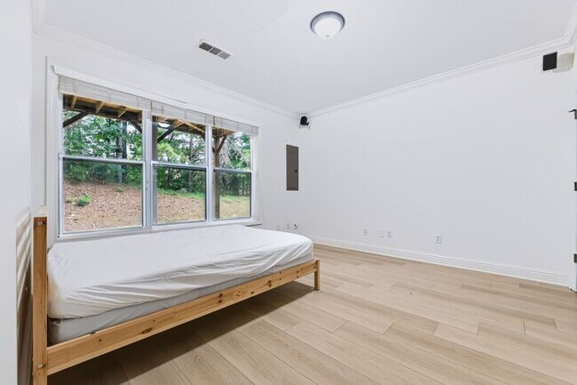 Building Photo - 5716 Pine Oak Dr, Norcross, GA 30092