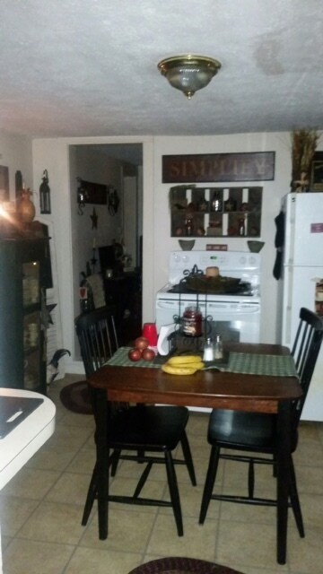 Building Photo - 94 N Maple St