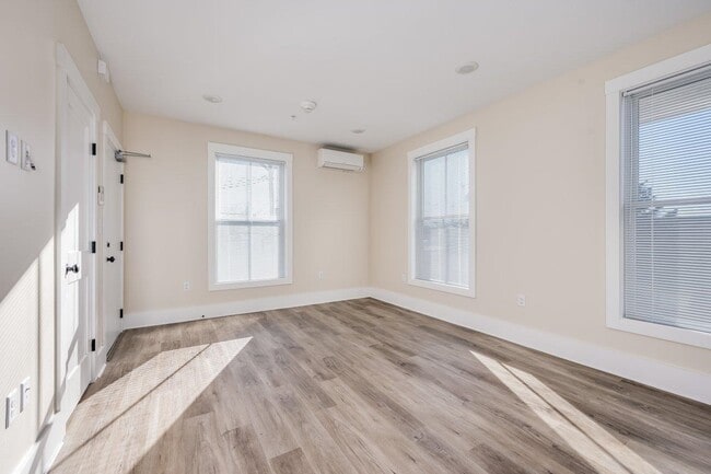 Building Photo - 553 Islington St