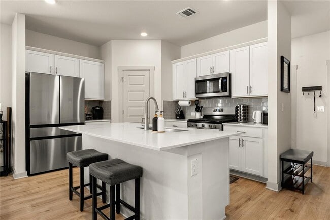 Building Photo - 10513 Defender Trl