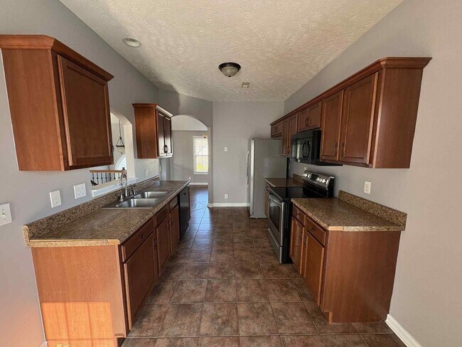 Building Photo - Welcome to Chinook Haven – Your Spacious Retreat Near Fort Campbell!
