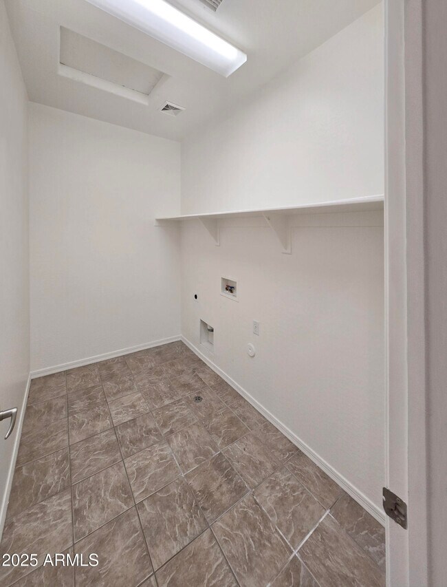 Building Photo - 9010 W Eagle Talon Dr