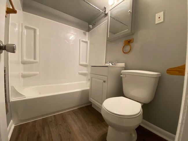 Building Photo - 1 Bed / 1 Bath Renovated Condo in South Nashville! Close to laundry! Surrounded by woods!