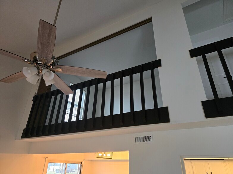 Building Photo - 2059 Foxknoll Dr