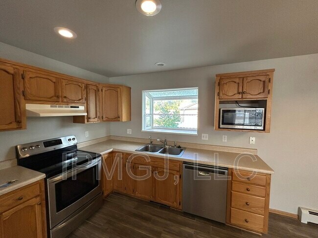 Building Photo - 152 N Mulberry St