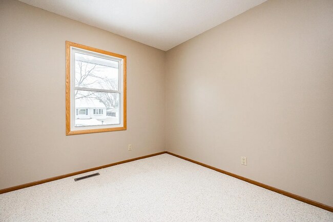 Building Photo - 6507 Laurel Ln NE