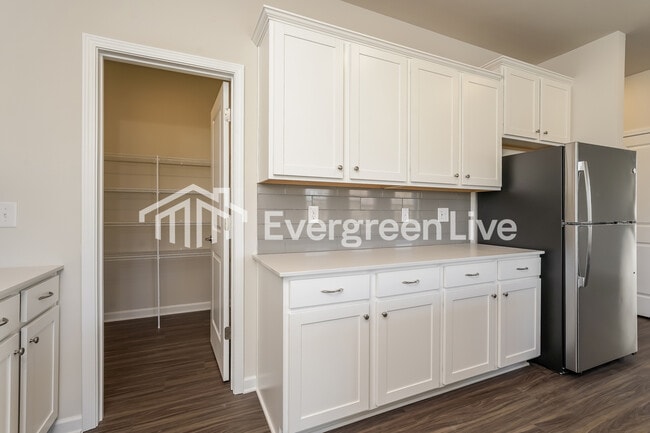 Building Photo - 5615 Hydrangea St