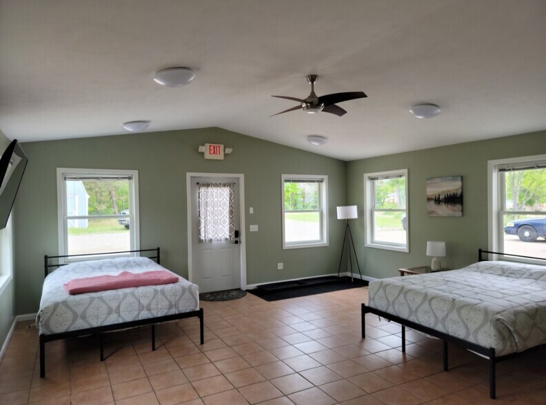 Entry/Bedroom - 2050 N Haze Rd