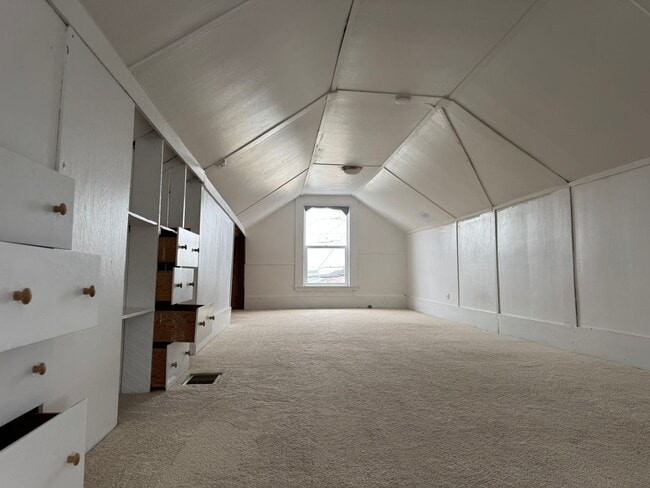 Building Photo - Three Bedroom House in Visitacion Valley