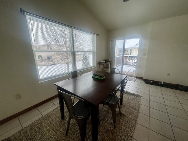 Building Photo - 2037-2039  River Point Court - 2039