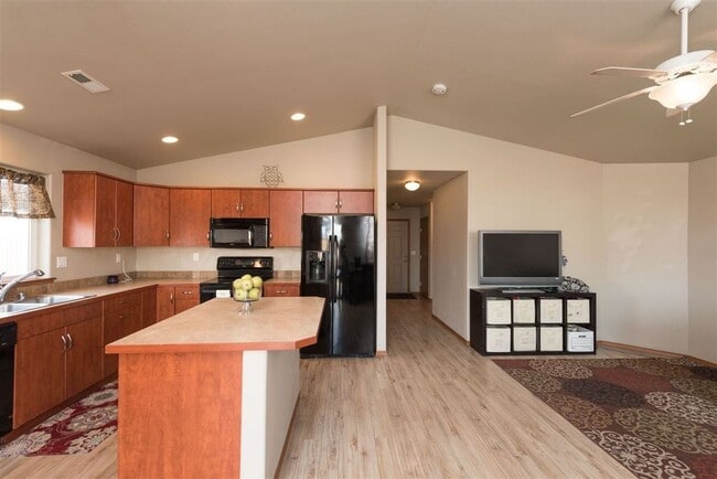 Building Photo - Charming and Bright 3 Bed, 3 Bath Home in ...