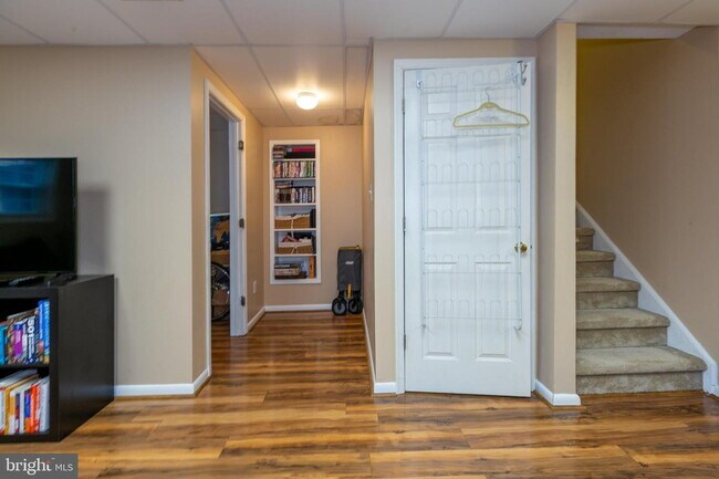 Building Photo - Stylish and Spacious Townhome with Open Floor Plan and Updated Kitchen