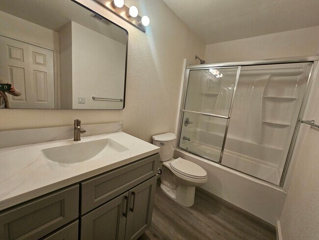 Building Photo - Great Location.... Gorgeous 2 Bedroom 2 Bath End Unit Condo in North San Jose