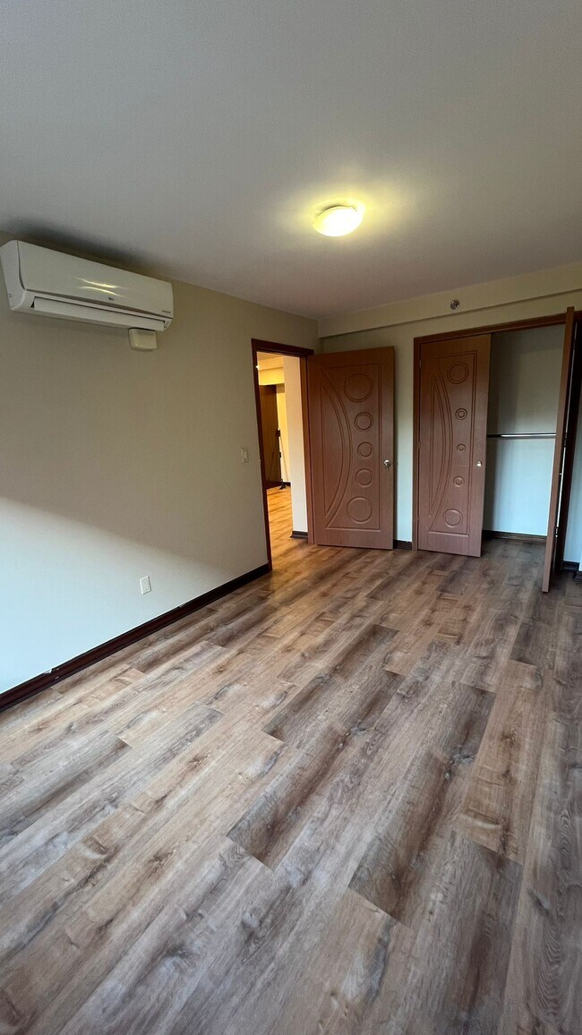 Building Photo - 1495 E 28th St