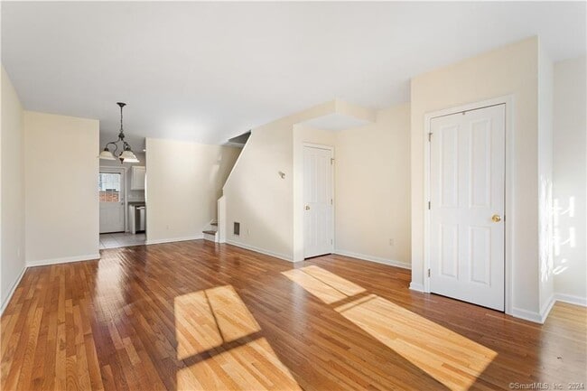 Building Photo - 13 Dolsen Pl