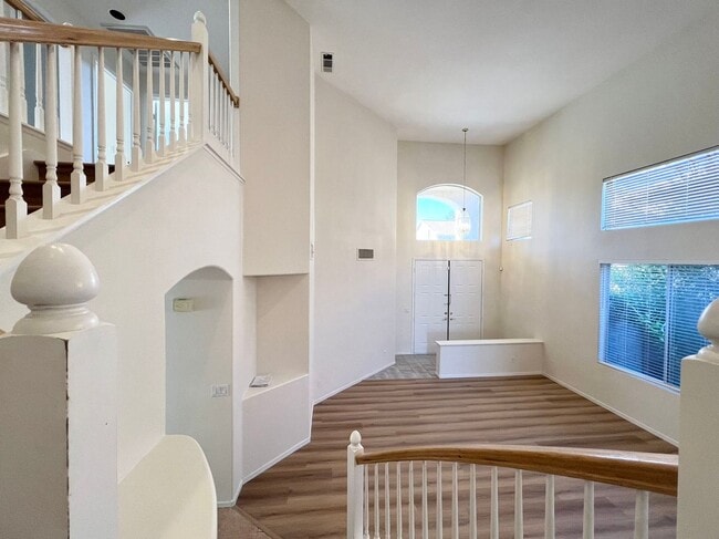 Building Photo - Beautiful two-story home with 5 bedrooms