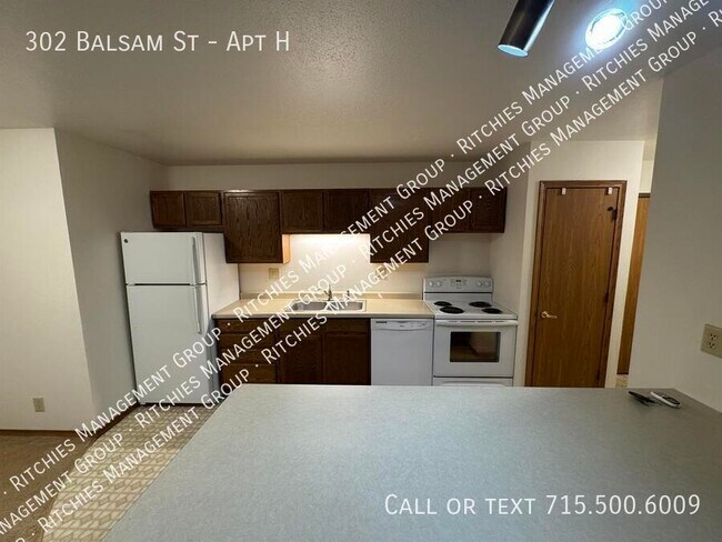 Building Photo - 302 Balsam St