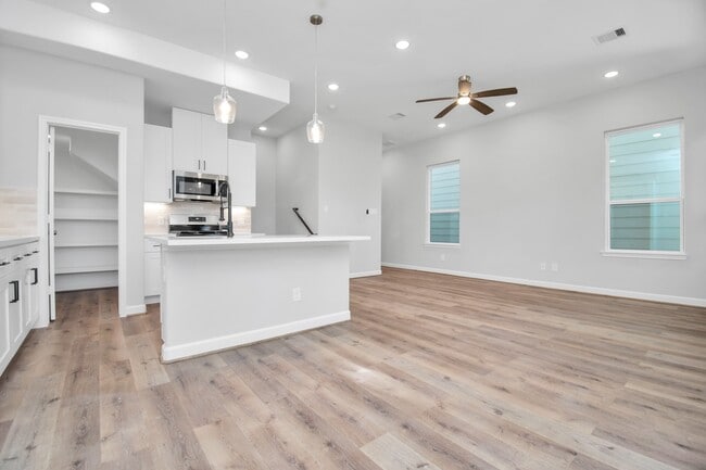 Building Photo - 2333 Hoskins Dr