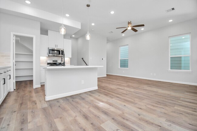 Building Photo - 2349 Hoskins Dr