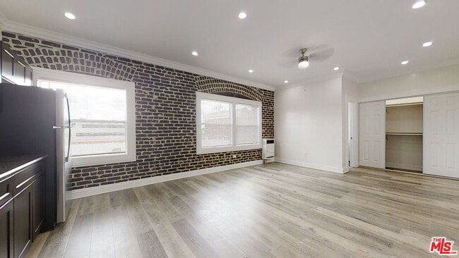 Building Photo - 738 S New Hampshire Ave