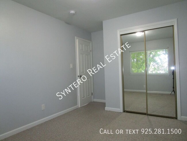 Building Photo - Upstairs 2 Bedroom/1 Bath Apartment with G...