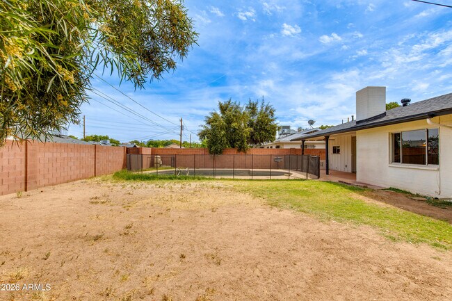 Building Photo - 1524 W Ocotillo Rd