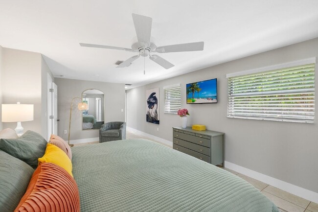 Building Photo - Naples Park Pool home - walking distance to the beach!