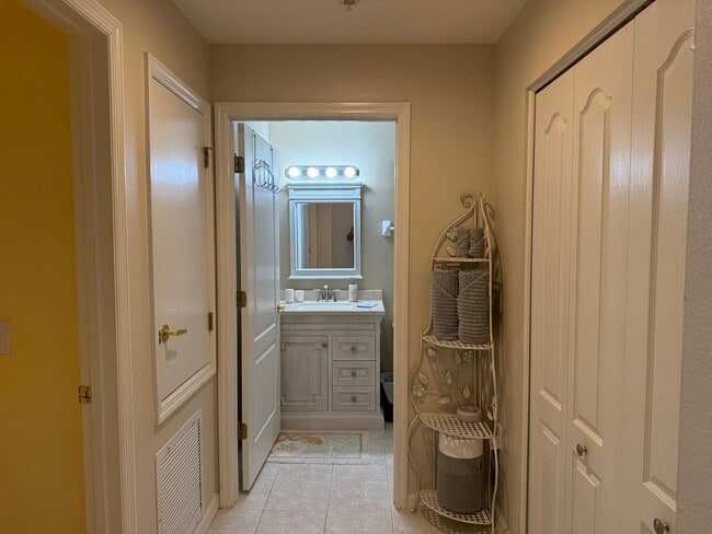 Building Photo - Lakeview 2 Bedroom 2 Bath Condo on Golf Course