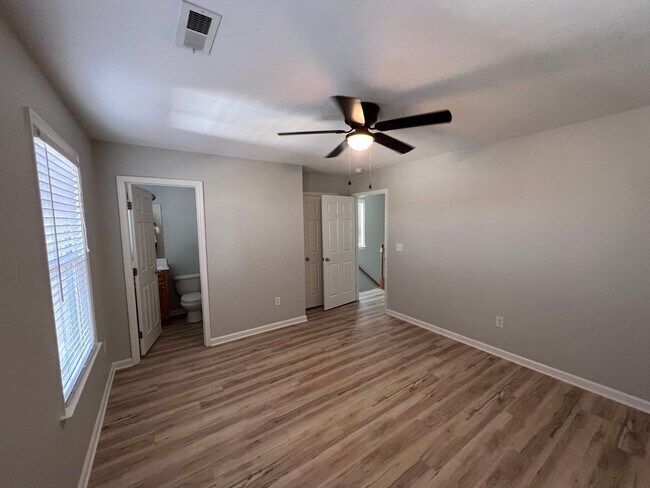 Building Photo - Pet Friendly Beautifully Updated 2BD/2.5BA Townhome