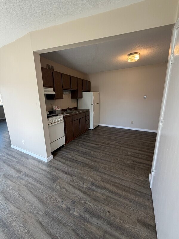 Building Photo - 1450 Meadowview Dr