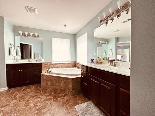 Building Photo - 4536 Briarwood Dr