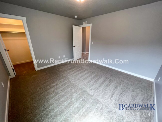 Building Photo - Modern Town Home in Highland!