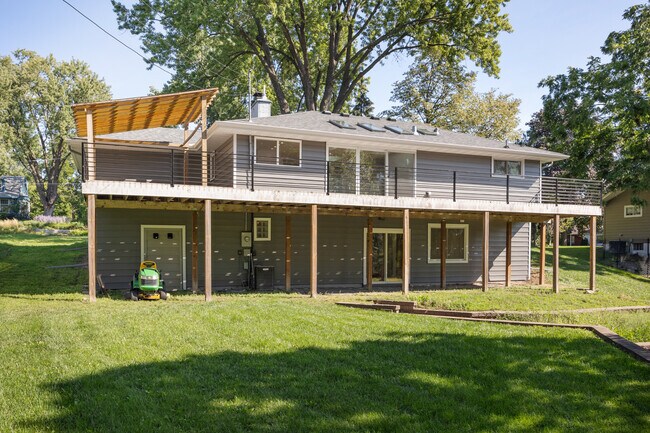 Building Photo - 10003 Crestridge Dr