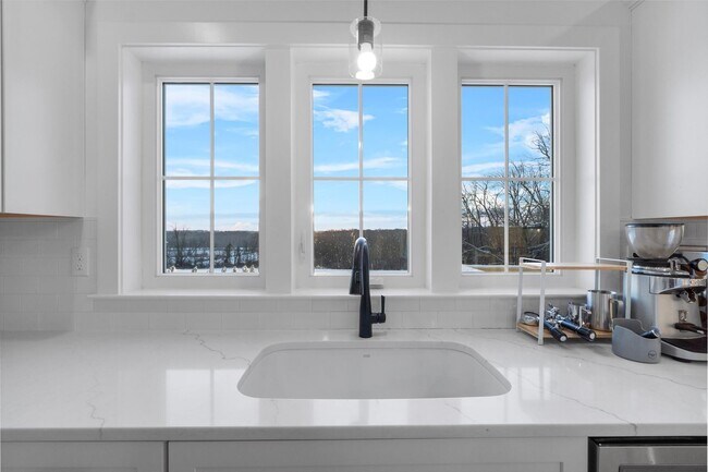 Building Photo - Move In Ready: Custom-built home