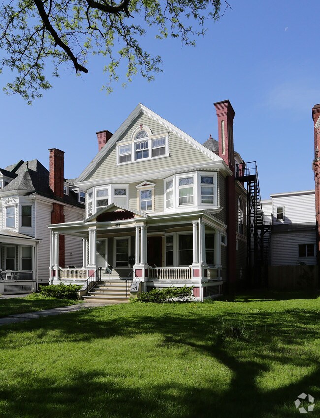 Building Photo - 686 Madison Ave