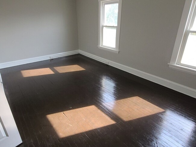 Building Photo - Single Family Home 4 Bedroom and 1 Bath Fo...