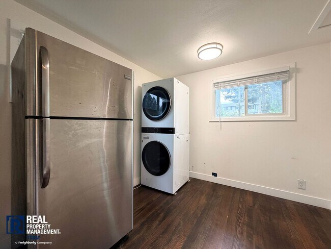 Building Photo - Charming Cottage Retreat with Modern Updates!