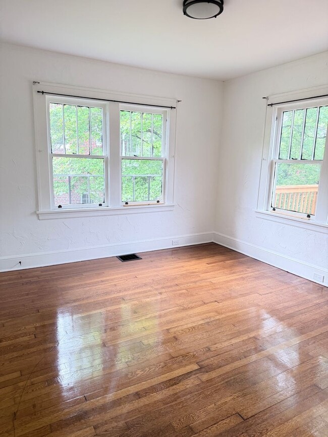 Building Photo - West Asheville Bungalow. 2 bedrooms, 1 bathroom. Great location!