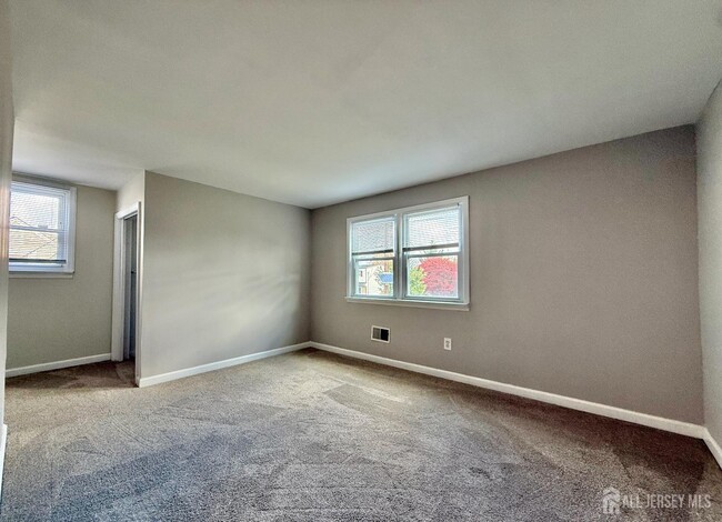 Building Photo - 33 Windsor Dr