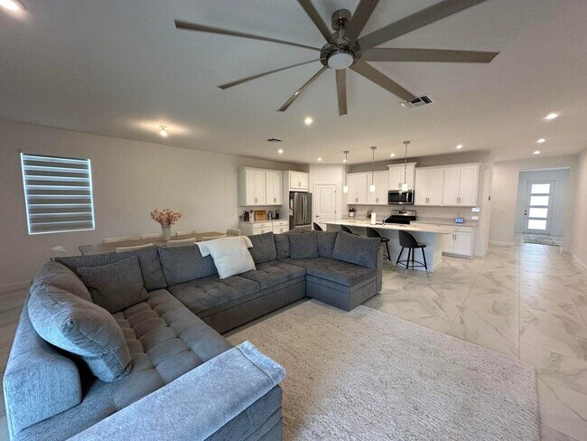 Building Photo - 10230 SW Orana Dr